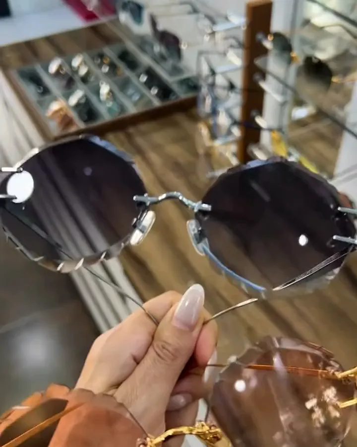 Main tenant deux paires de solaires aux verres dégradés