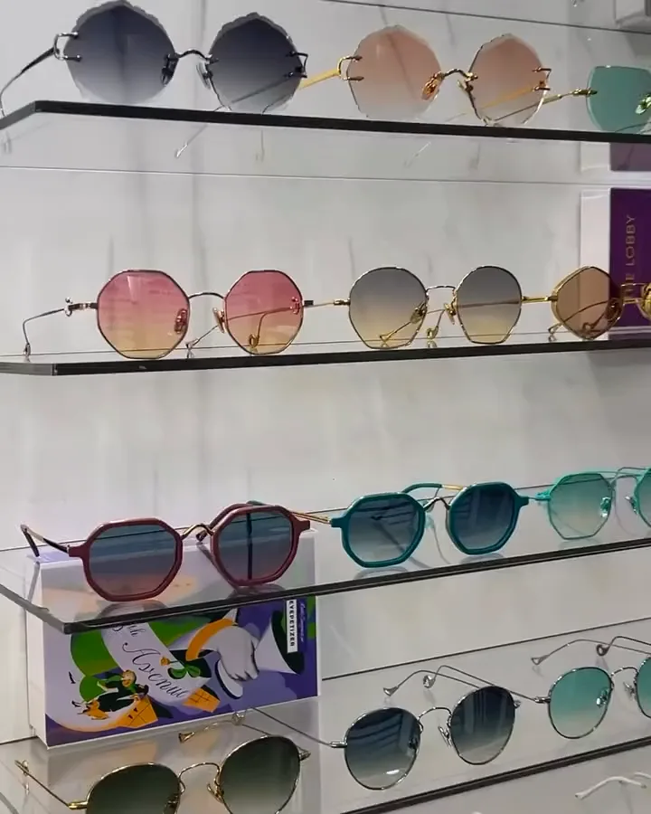 Mur de solaires aux verres teintés roses, verts et bleus