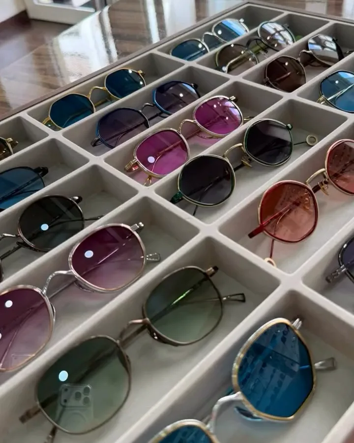 Plateau de solaires aux verres teintés violets, verts et bleus