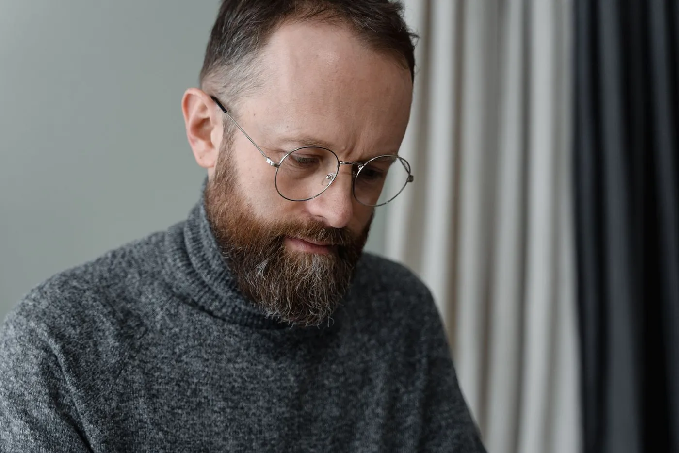 Homme barbu portant des lunettes de vue rondes