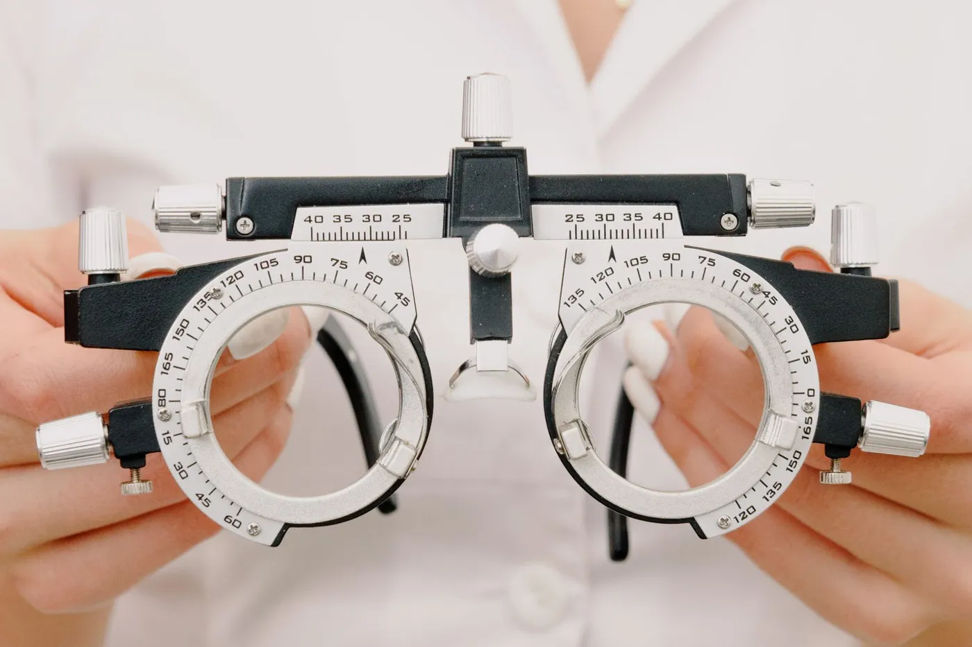Mains tenant une monture d'essai d'optométriste