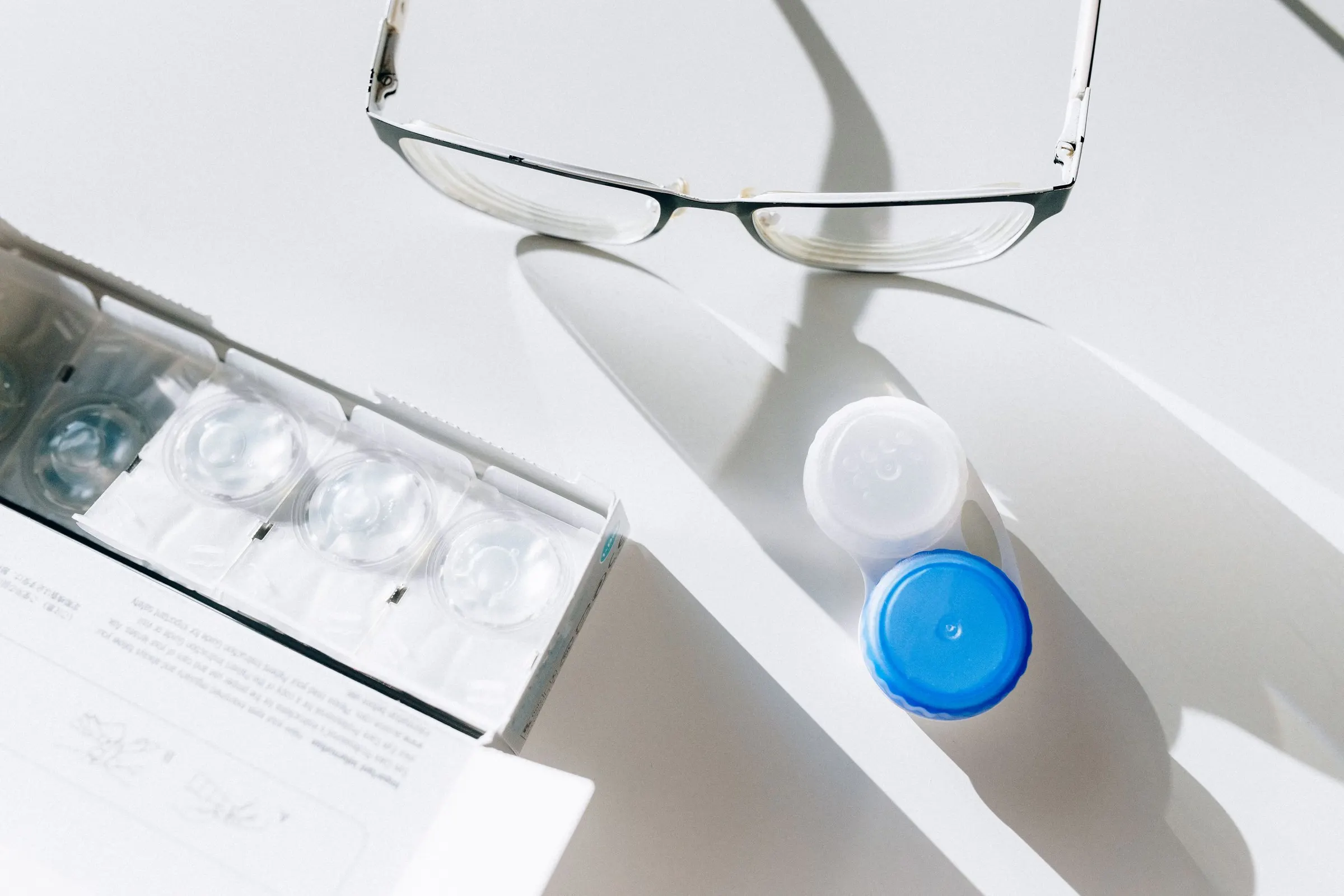 Lunettes de vue et étui à lentilles sur fond blanc
